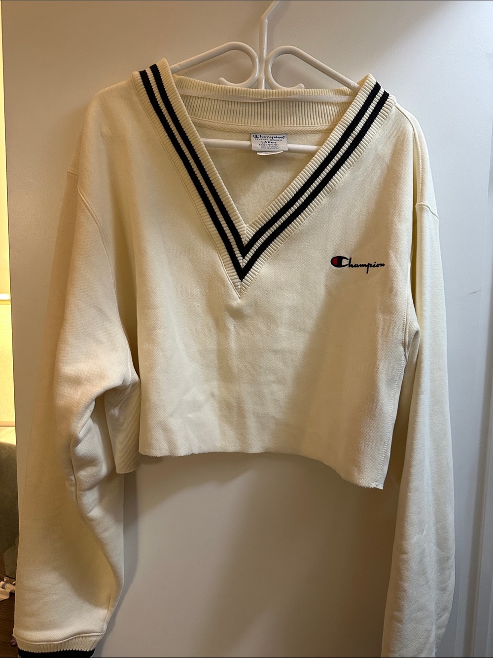 Champion Cream Cropped V‑Neck Sweatshirt with Black Trim